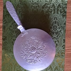 Everlast hammered aluminum pan with lifting lid. Excellent condition 9"rc2" deep